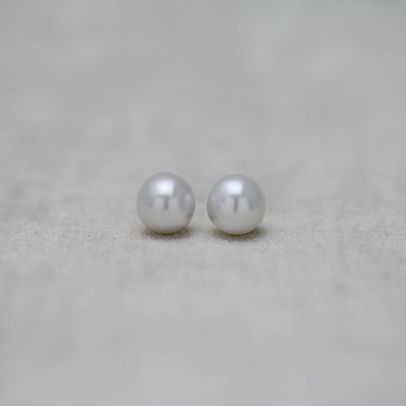 ベーシック】9mm 白蝶バロックパール ピアス（セミラウンドシェイプ