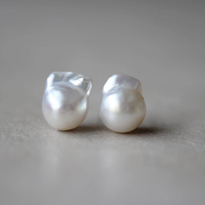 思考盗聴対策 シルバーパール 13mm 白蝶バロックパール ピアス – Bon Magique
