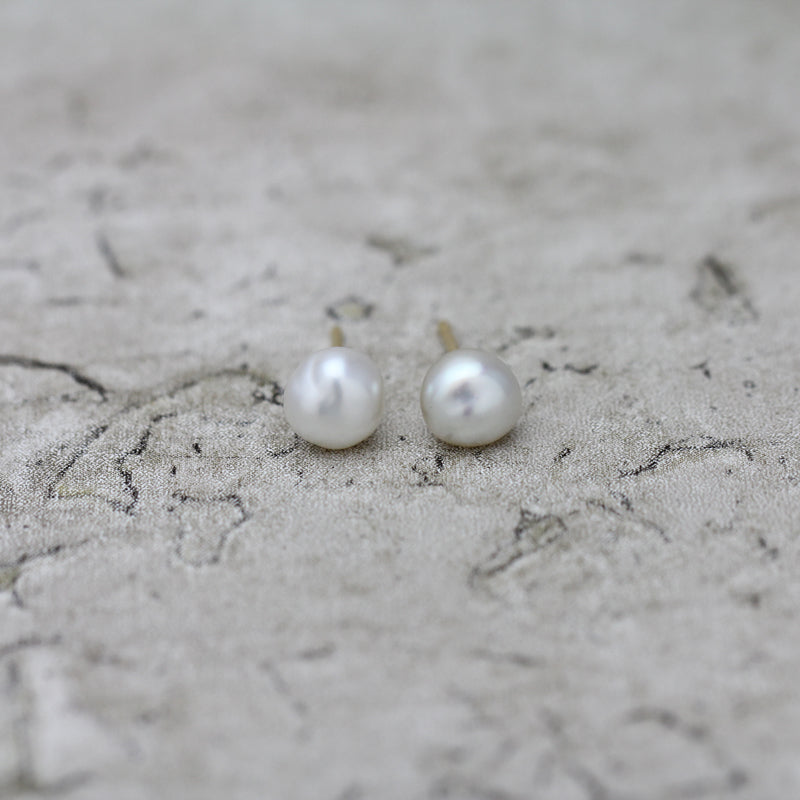 6mm 白蝶ケシパール ピアス