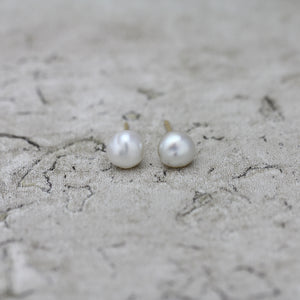 6mm 白蝶ケシパール ピアス