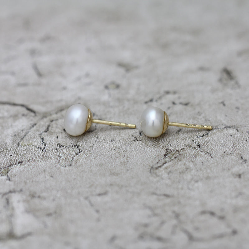 6mm 白蝶ケシパール ピアス