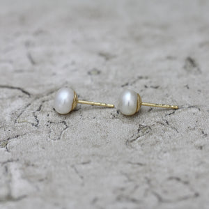 6mm 白蝶ケシパール ピアス