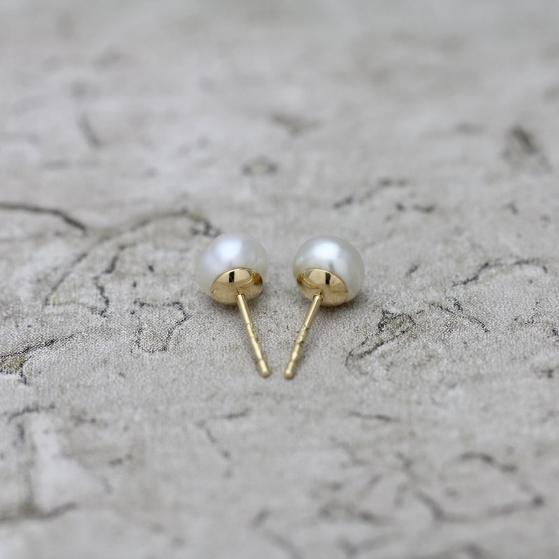 6mm 白蝶ケシパール ピアス