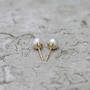 6mm 白蝶ケシパール ピアス
