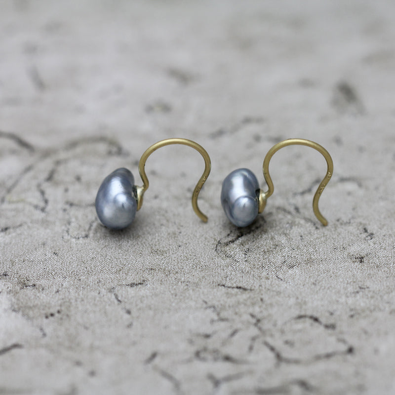 7mm 黒蝶ケシパール フックピアス
