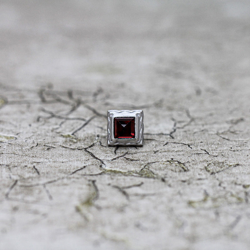 「H」ガーネット シングルピアス