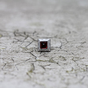 「H」ガーネット シングルピアス