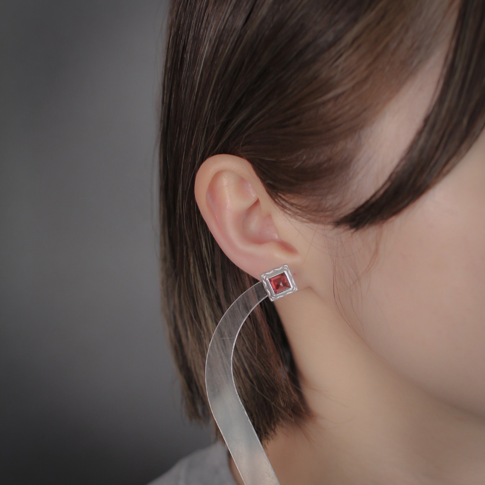 「H」ガーネット シングルピアス