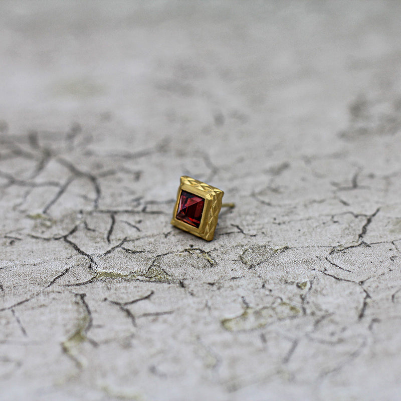 「H」ガーネット シングルピアス