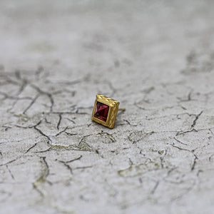 「H」ガーネット シングルピアス