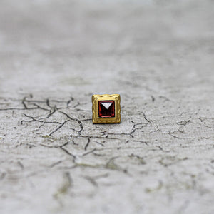 「H」ガーネット シングルピアス