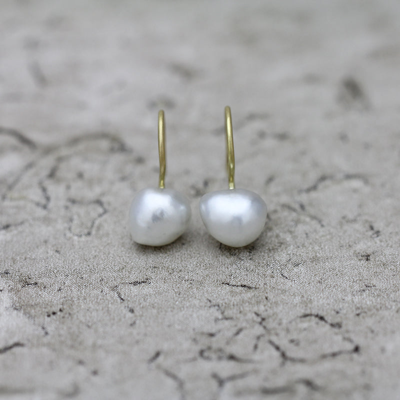 7mm 白蝶ケシパール フックピアス