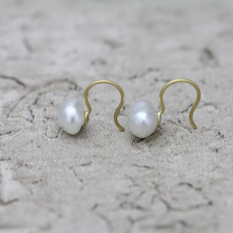 7mm 白蝶ケシパール フックピアス