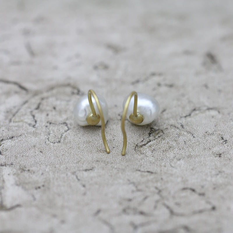 7mm 白蝶ケシパール フックピアス