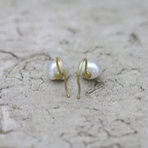 7mm 白蝶ケシパール フックピアス