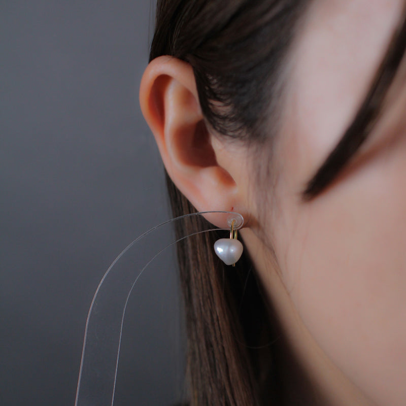 7mm 白蝶ケシパール フックピアス