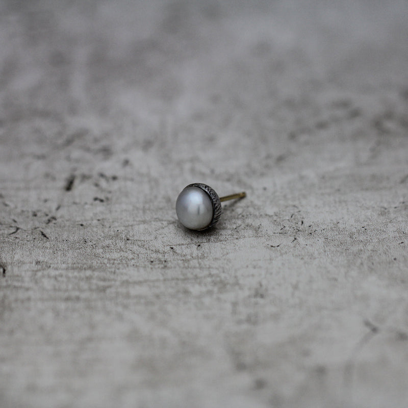 黒蝶ケシパール 7mm シングルピアス