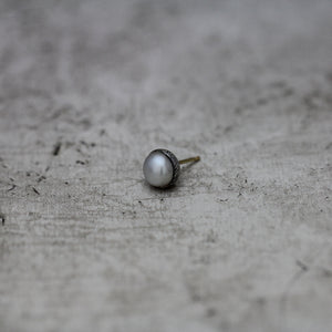 黒蝶ケシパール 7mm シングルピアス