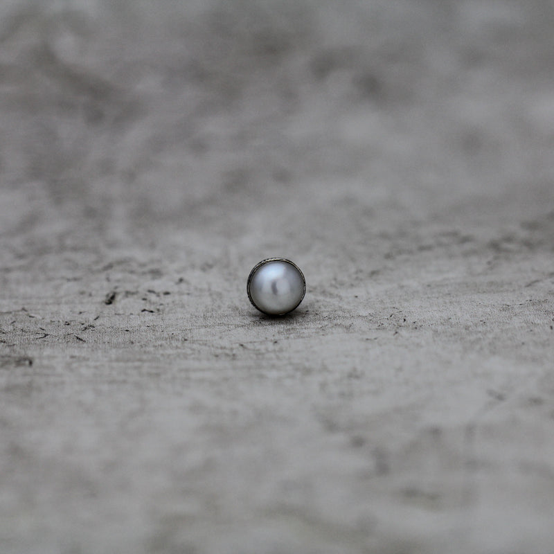 黒蝶ケシパール 7mm シングルピアス