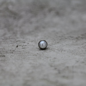 黒蝶ケシパール 7mm シングルピアス