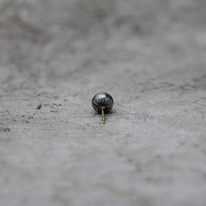 黒蝶ケシパール 7mm シングルピアス