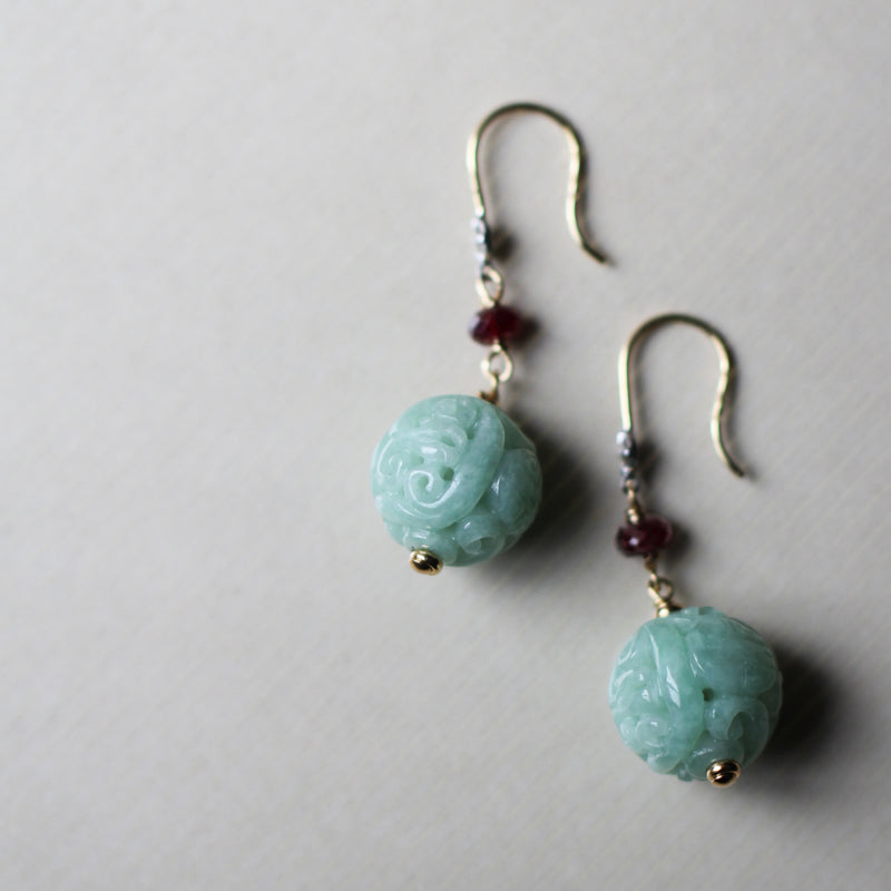 シルバー、エメラルド、芥子パールペンダント、真ん中は本真珠。 キラキラ光ります♪ シルバー、エメラルド、芥子パールペンダント、真ん中は本真珠