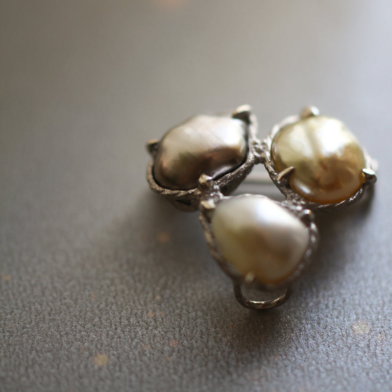 白蝶・黒蝶ケシパール ブローチ