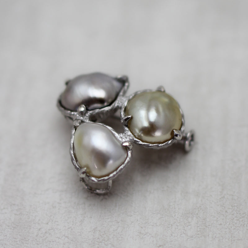 白蝶・黒蝶ケシパール ブローチ