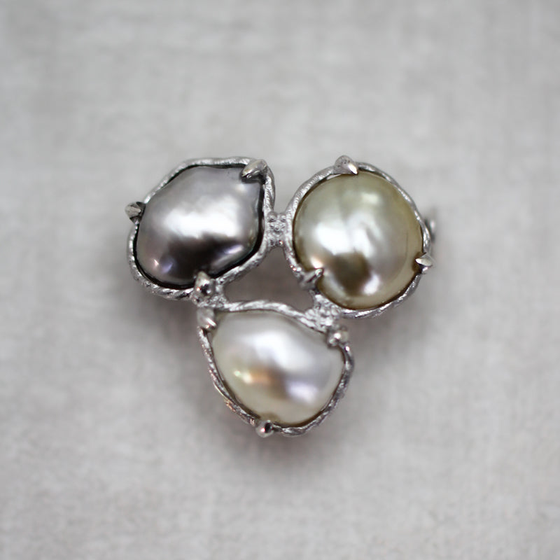 白蝶・黒蝶ケシパール ブローチ