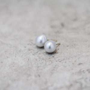 【ベーシック】10mm 白蝶バロックパール ピアス（セミラウンドシェイプ）